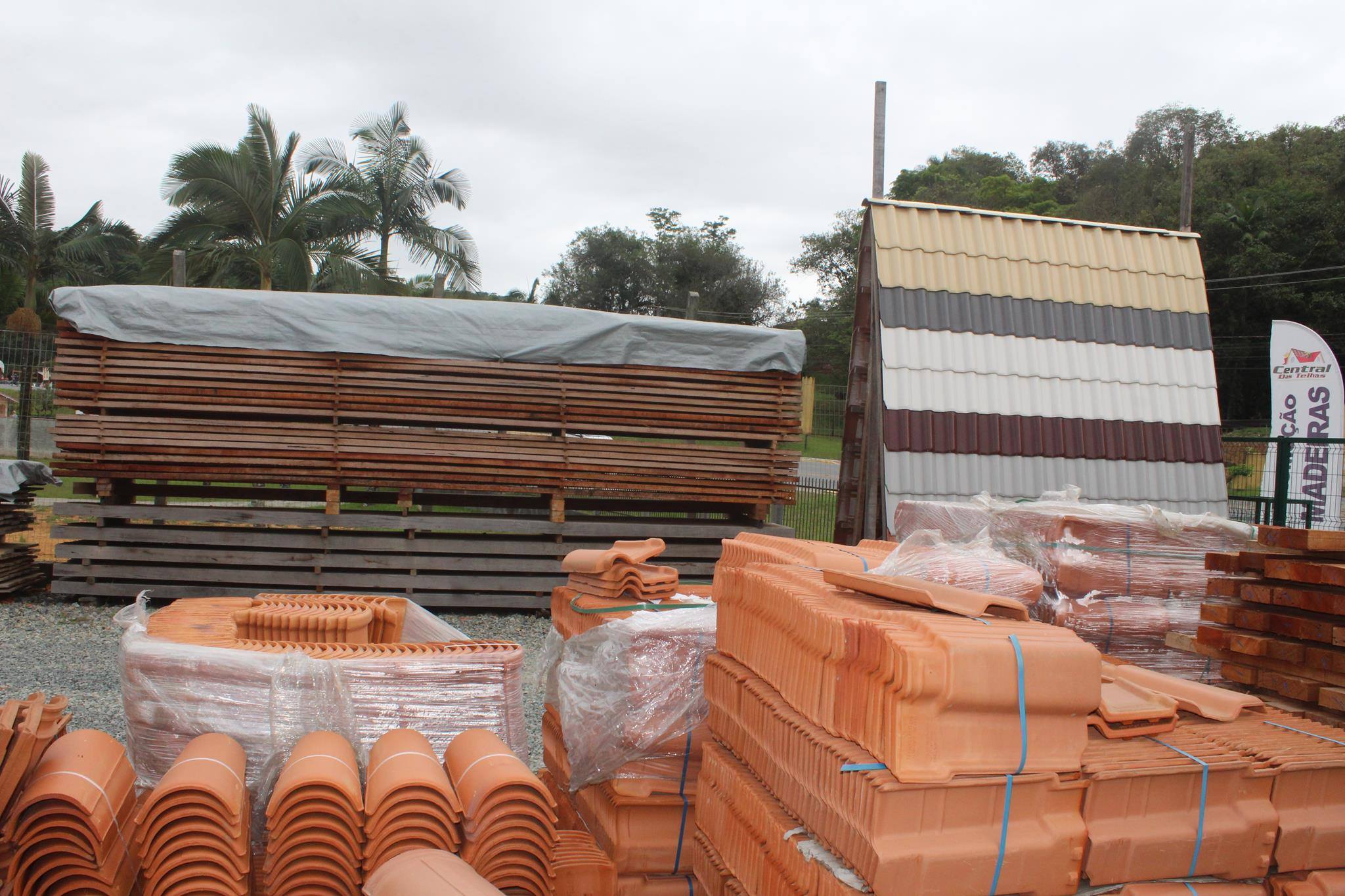 telhas-madeiras-construção-joinville